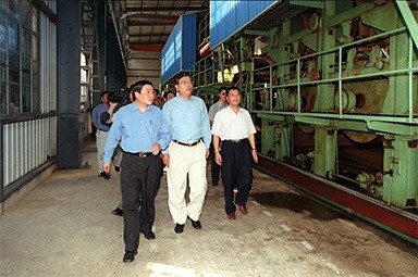 2000年9月19日，，，时任浙江省委书记张德江一行视察公司