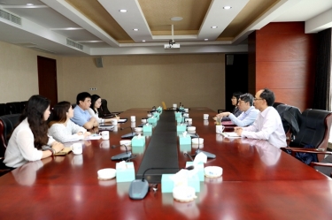 平湖市关工委主任邱其良莅临永利集团88304官网纸业调研下一代工作